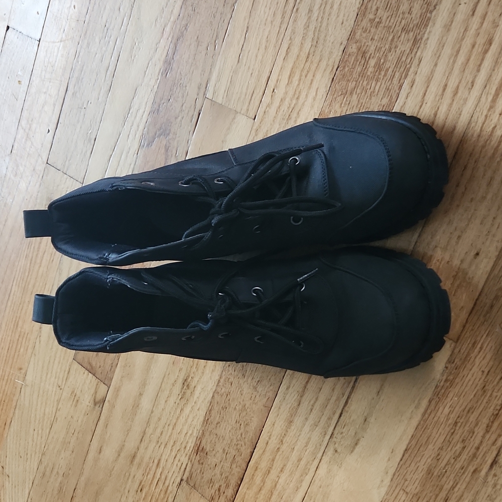 Womans black boots 81/2